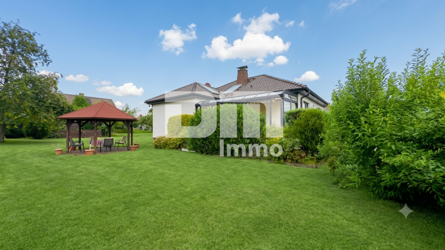 Solider Familien-Bungalow mit großem Potenzial in ruhiger Lage mit Wintergarten und Garage - Gartenbereich neben dem Haus